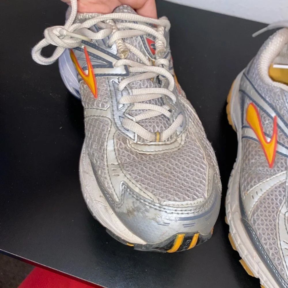 Brooks Defyance 4 Women’s 9.5 Running Shoes Tennis Walking Sneakers Yellow Gray